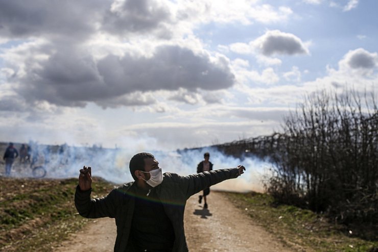 Steinewerfer - &copy; Foto: Emrah Gurel/AP/dpa