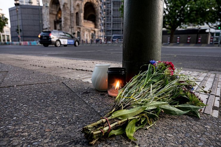 Auto in Menschenmenge - &copy; Foto: Fabian Sommer/dpa