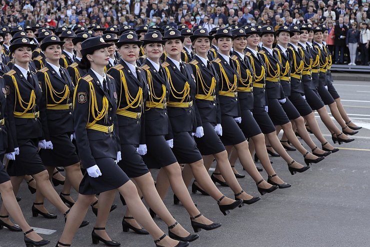 In Reih' und Glied - &copy; Foto: Sergei Grits/AP/dpa