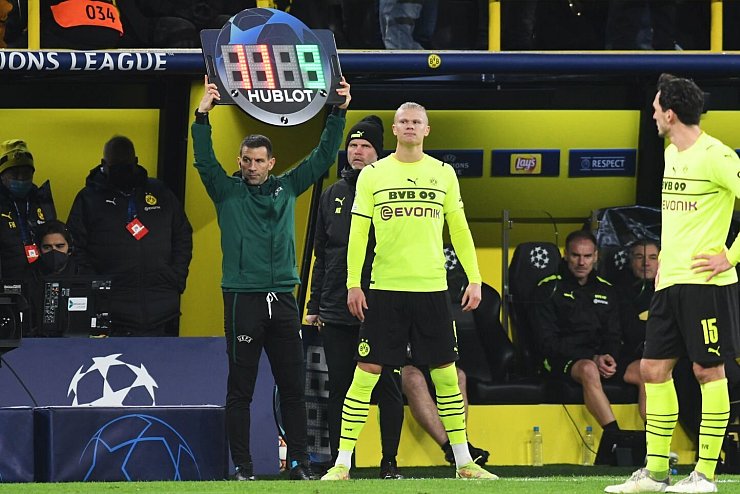 Einwechslung - &copy; Foto: Bernd Thissen/dpa