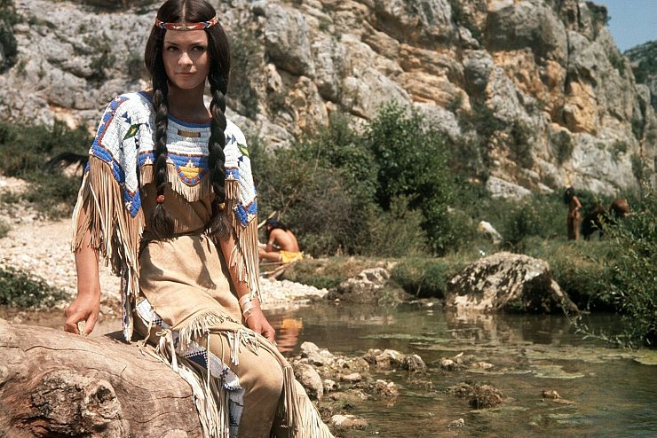 Marie Versini als Nscho-tschi - &copy; Foto: Jutta Schweden/dpa