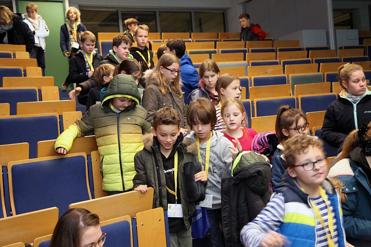 Rund 70 Nachwuchsstudenten nahmen an der vierten Vorlesung der LZ-Kinderuni zum Thema: "Mobile Medien - wie die Apps aufs Handy kommen" teil. - &copy; Bernhard Preu&szlig;