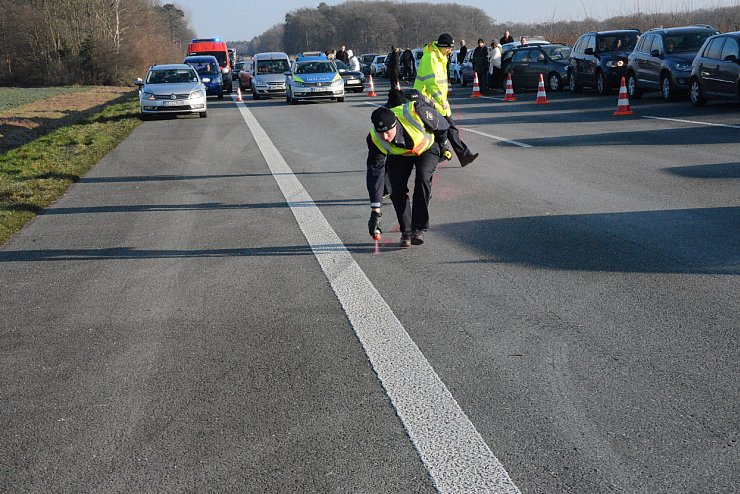 Mehrere Verletzte nach Unfall auf A 2 bei Herzebrock-Clarholz - © ANDREAS EICKHOFF
