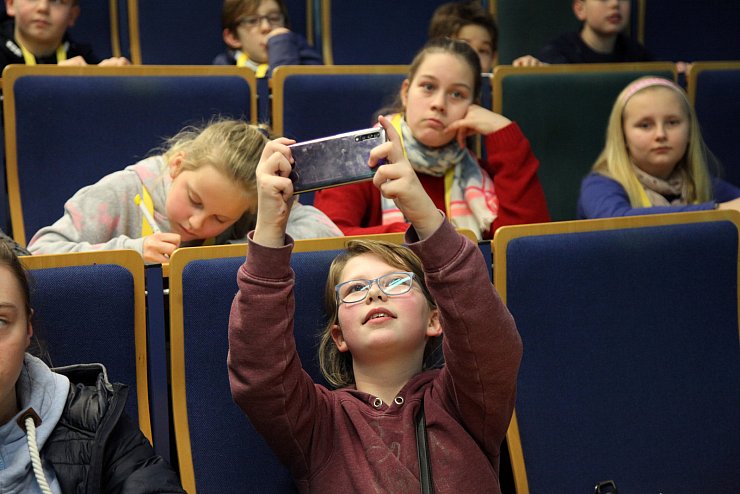 Rund 70 Nachwuchsstudenten nahmen an der vierten Vorlesung der LZ-Kinderuni zum Thema: "Mobile Medien - wie die Apps aufs Handy kommen" teil. - &copy; Bernhard Preu&szlig;