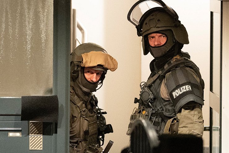 Razzia in Frankfurt - &copy; Foto: Boris Roessler/dpa