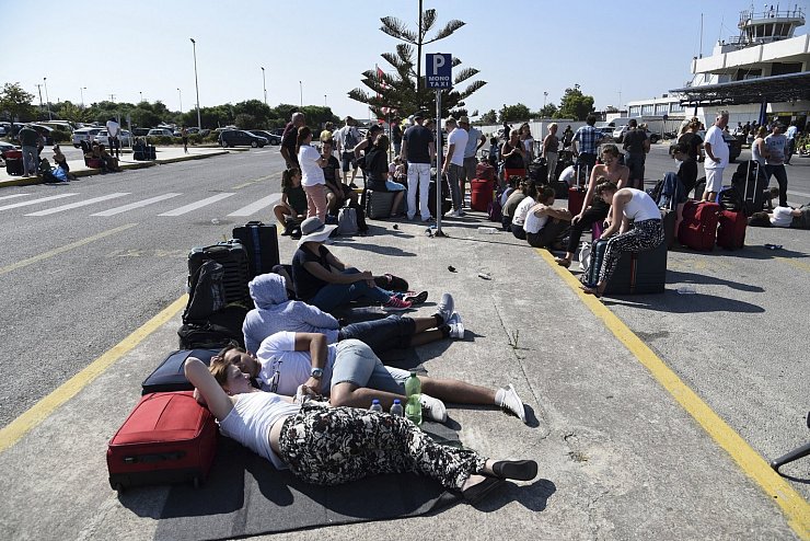 Vor dem Flughafen auf Kos - © Foto: Nikos Christofakis
