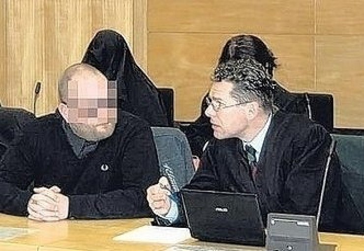 Der Angeklagte Andre C. mit seinem Verteidiger. - © FOTO: LANGENKÄMPER