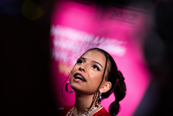 Die Hamburger Sängerin Nina Chuba wird als Frau im Musikbusiness eigener Aussage zufolge mehr hinterfragt. - © Rolf Vennenbernd/dpa/Archiv