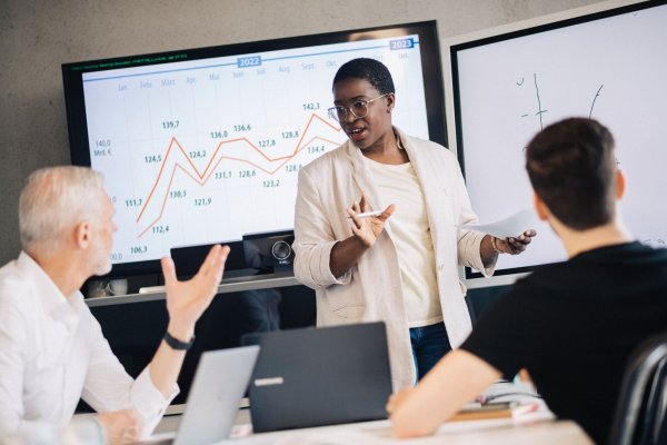 Kick-off-Meetings helfen, Unstimmigkeiten vorab zu klären - und sich gegenseitig kennenzulernen. - © Zacharie Scheurer/dpa-tmn