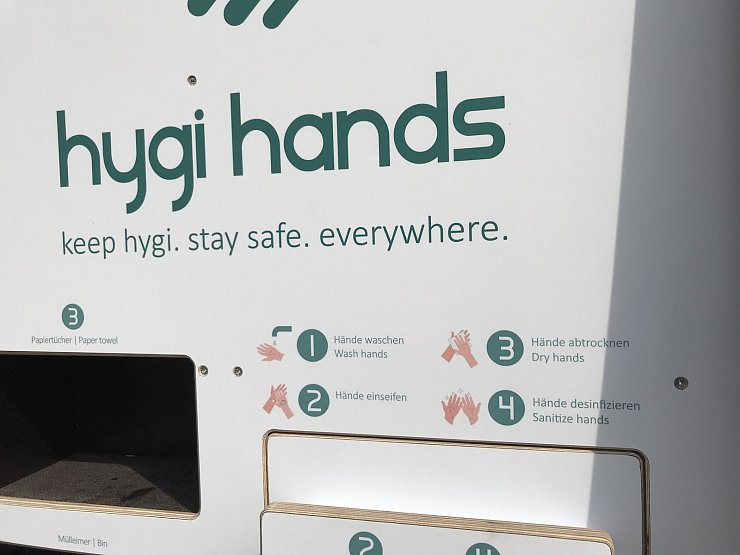 Die mobile Handwaschstation bietet warmes Wasser, Seife, Desinfektionsmittel und Papierhandtücher. Alles was benötigt wird, sind ein Wasser- und Abwasseranschluss sowie normaler Haushaltsstrom. Fertig ist die mobile Waschstation. - © Seda Hagemann