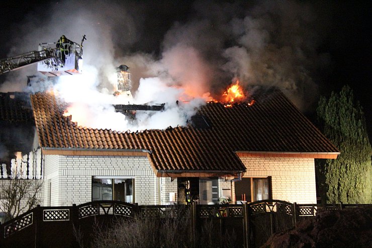 Voller Einsatz: Von der Drehleiter aus haben die Feuerwehrleute versucht, den Brand des Einfamilienhauses zu bekämpfen. Zu retten ist das Gebäude jedoch nicht mehr. - © Wolfgang Becker