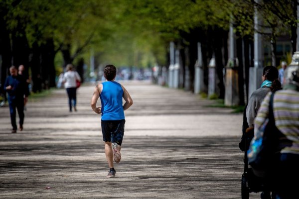 Wenn die Tage länger und wärmer werden, motiviert das viele Menschen, wieder mehr Sport zu machen. - © Zacharie Scheurer/dpa-tmn/dpa