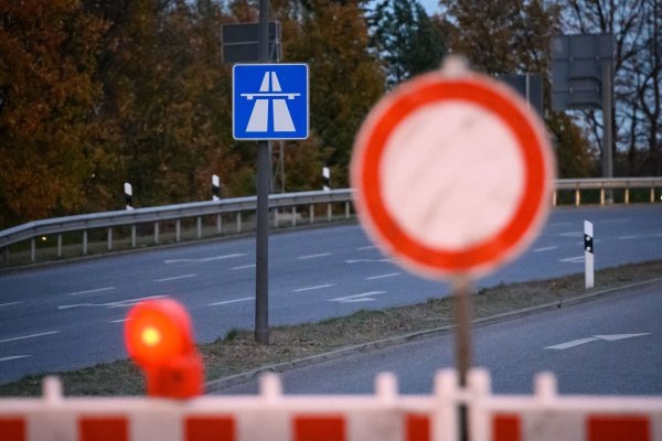 In Gelsenkirchen wird die Auffahrt Schalke auf die Autobahn 42 für mehrere Wochen gesperrt. (Symbolbild) - © Jonas Walzberg/dpa