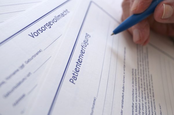 Jeder sollte rechtzeitig für den möglichen Ernstfall vorsorgen, dass man wichtige rechtliche Entscheidungen nicht mehr selbst treffen kann. (Symbolbild) - © Karl-Josef Hildenbrand/dpa/dpa-tmn