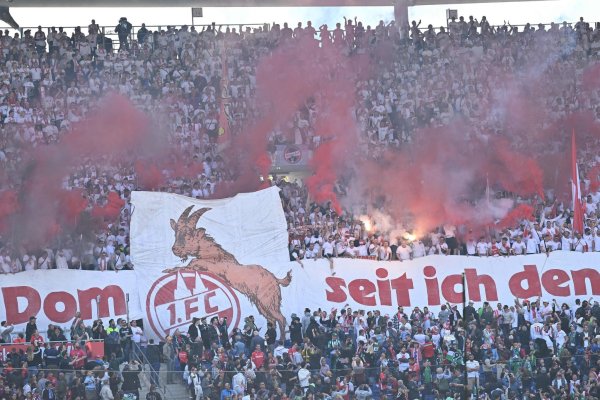 Rund 15.000 Gästefans unterstützen den 1. FC Köln in Hannover. - © Swen Pförtner/dpa