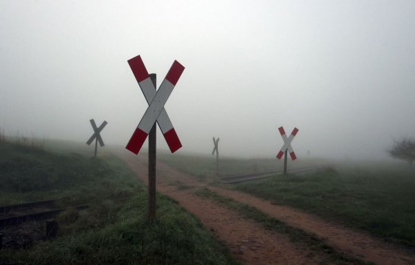 Das Andreaskreuz weist auf die Vorfahrt von Zügen hin. (Symbolbild) - © Karl-Josef Hildenbrand/dpa