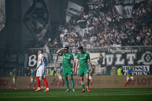 Der Europapokal gerät aus dem Sichtfeld: Gladbacher Spieler in Kiel. - © Gregor Fischer/dpa