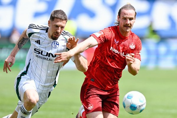 Der 1. FC Kaiserslautern um Jannis Heuer (r) dominierte in der ersten Hälfte gegen den FC Schalke 04 um Janik Bachmann. - © Uwe Anspach/dpa