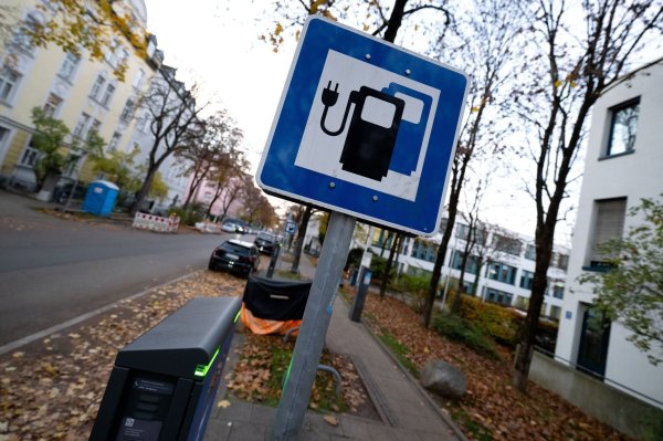 Wie viele öffentliche Ladepunkte es im Vergleich zum Bestand an E-Autos gibt, schwankt je nach Region stark (Archivbild) - © Sven Hoppe/dpa