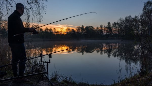 Die Stimmung bei den Anglern in Brandenburg ist getrübt: Die «Anglerkönigin 2024» wird nach einem besonders großen Fang ausgezeichnet, aber mit Hassnachrichten im Netz konfrontiert. (Symbolbild) - © Frank Hammerschmidt/dpa