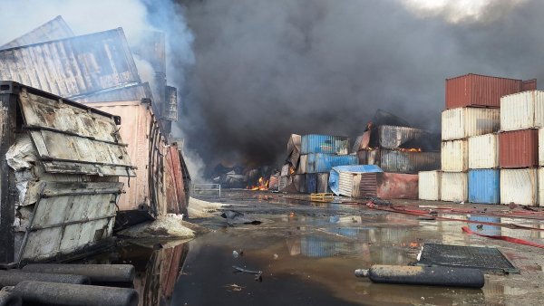 Container brennen am Tag nach der Explosion im Iran. - © Meysam Mirzadeh/Tasnim News Agency/AP/dpa
