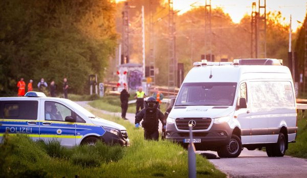 Einsatzkräfte der Polizei und der Entschärferdienst der Bundespolizei suchen nach einer Explosion die Bahngleise ab. - © Daniel Schröder/dpa