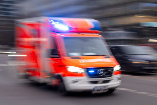 Mit schweren Schnittverletzungen brachten Rettungskräfte den Mann ins Krankenhaus. (Symbolbild) - © Monika Skolimowska/dpa