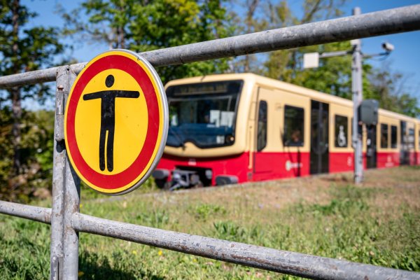 Zwei Menschen kamen beim Surfen auf einer S-Bahn ums Leben. - © Fabian Sommer/dpa