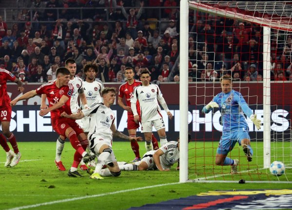 Danny Schmidt schiebt den Ball zum 2:3-Anschlusstreffer ein. - © Roland Weihrauch/dpa
