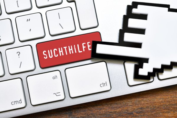 Dank des Einsatzes des Blauen Kreuz gibt es in OWL nun auch digitale Suchtselbsthilfegruppen. - © picture alliance
