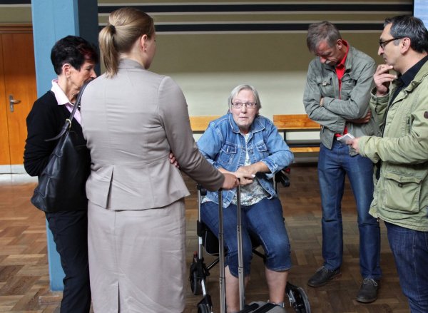 Vor dem Gerichtssaal: (von links) Prozessbesucherin Marianne Schaak, Anwältin Annika Günter, Martina Dietrich mit Mann Armin und LZ-Redakteur Erol Kamisli.
 - © Bernhard Preuss