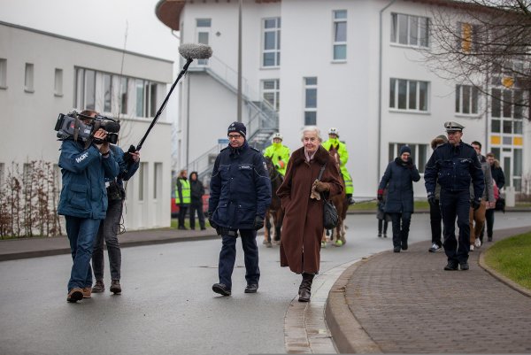 2016 versuchte Ursula Haverbeck, den Prozess gegen einen Lagenser SS-Wachmann zu besuchen. Seit 2018 saß die Holocaustleugnerin im Gefängnis. - © Archivfoto: Torben Gocke