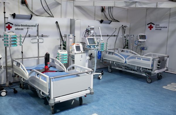 Corona-Behandlungszentrum in Berlin - © Foto: Bernd von Jutrczenka/dpa Pool/dpa