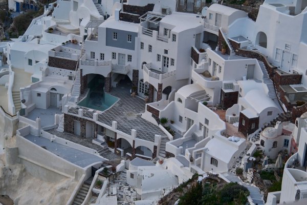 Santorini ist eine beliebte Urlaubsinsel. Seit Wochen bebt dort die Erde. (Archivbild) - © Petros Giannakouris/AP/dpa