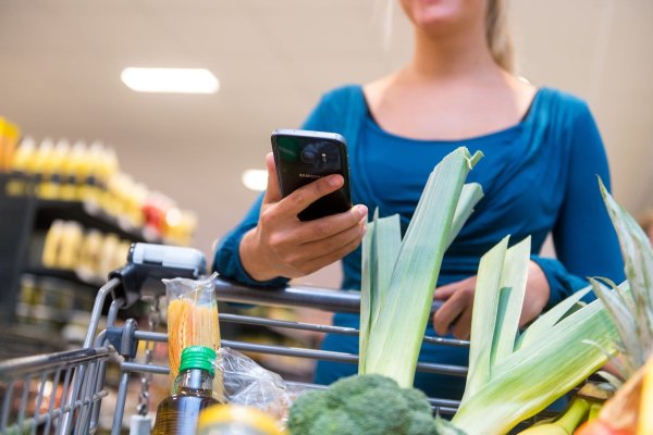 Mit analogem Einkaufzettel oder per Smartphone-App ins Lebensmittelgeschäft - das ist Geschmackssache. Wichtig ist zu wissen, was man kaufen will. - © Benjamin Nolte/dpa-tmn