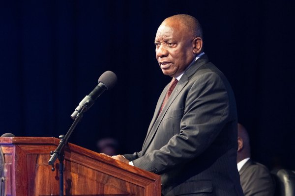 Südafrikas Präsident Cyril Ramaphosa spricht auf der Eröffnungssitzung des G20-Außenministertreffens in Johannesburg, Südafrika. - © Jerome Delay/AP/dpa