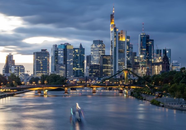 Frankfurter Skyline: Mehrere Banken habe große Mietverträge für neue Büros abgeschlossen. (Archivbild) - © Boris Roessler/dpa