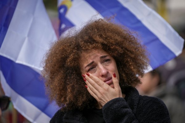 Weinende Frau auf dem Platz der Geiseln in Tel Aviv. - © Oded Balilty/AP/dpa