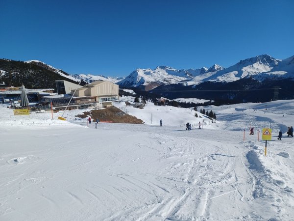 Auf dieser Piste ist der Skifahrer tödlich verunglückt. - © -/Kantonspolizei Graubünden/dpa
