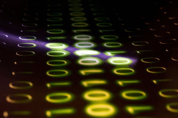Irgendwo im unendlichen Binärcode könnte ein Schädling lauern. Virenscanner untersuchen den Datenstrom deshalb ununterbrochen. - © Inga Kjer/dpa-tmn