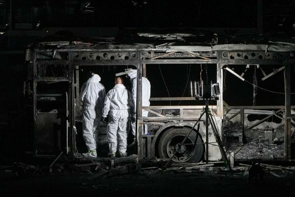 Israels Polizei spricht nach den Bus-Explosionen von einem «mutmaßlichen Terroranschlag». - © Ohad Zwigenberg/AP/dpa