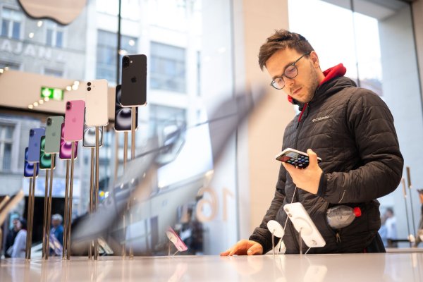 Smartphone-Käufer in Deutschland achten nach einer Bitkom-Studie immer stärker auf KI-Funktionen des Gerätes. - © Sebastian Christoph Gollnow/dpa