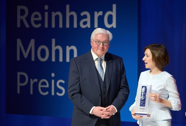 Bundespräsident Frank-Walter Steinmeier und Maia Sandu, Präsidentin der Republik Moldau, stehen auf der Bühne bei der Verleihung Reinhard-Mohn-Preis 2025. - © Bernd Thissen/dpa