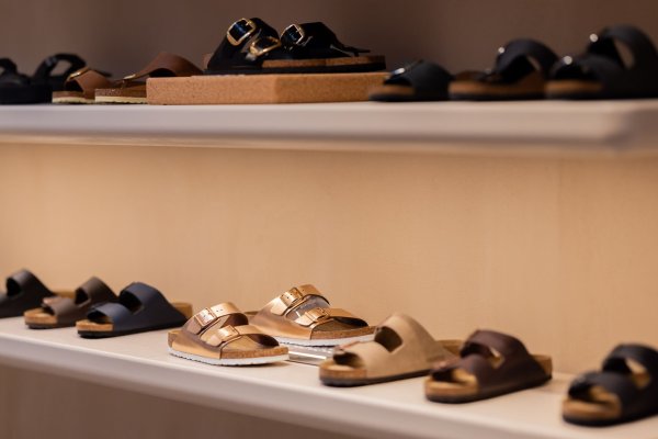 Am höchsten deutschen Zivilgericht ging es um die Kultsandalen von Birkenstock. - © Rolf Vennenbernd/dpa