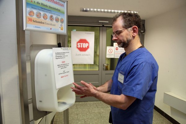 Im Klinikum Lippe gehen Ärzte und Pfleger in der Behandlung von Patienten derzeit an ihre Grenzen. - © Bernhard Preuss