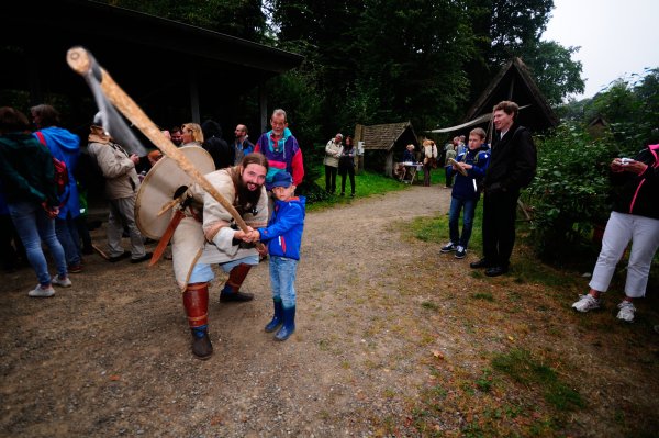 Das sieht scharf aus: Der siebenjährige Christoph und Arne Baldauf von der Darstellergruppe „Heidruns Mannen" probieren eine Wikingerwaffe aus. Aus Sicherheitsgründen hat die Waffe natürlich eine stumpfe Klinge. - © Patrick Herrmann