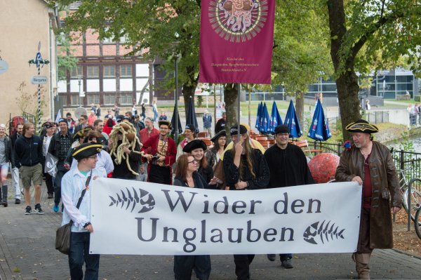 Wollen ihren Glauben ins Lipperland und die Welt hinaustragen: Die Pastafari-Anhänger bei ihrer Demonstration durch die Detmolder Innenstadt. - © Raphael Bartling