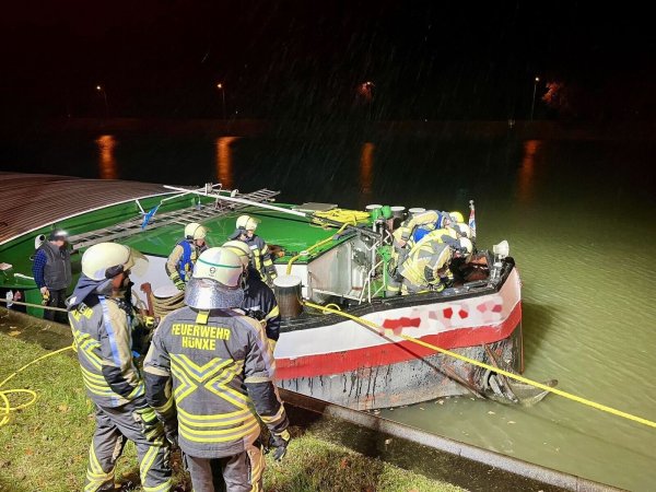 Am Samstagabend war die Feuerwehr am Wesel-Datteln-Kanal im Einsatz. - © Freiwillige Feuerwehr Hünxe/dpa