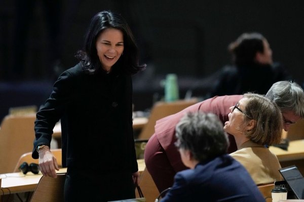 Erfreut über den Abschluss: Außenministerin Baerbock. - © Rafiq Maqbool/AP/dpa