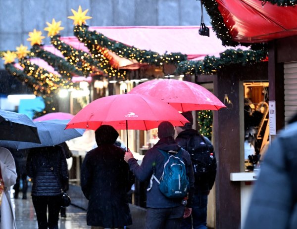 Auf dem Weihnachtsmarkt könnte es nass werden. Außerdem wird es deutlich wärmer. (Symbolbild) - © Roberto Pfeil/dpa